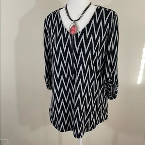 Tacera sz med knit top 1/2 zip in front black and gray design